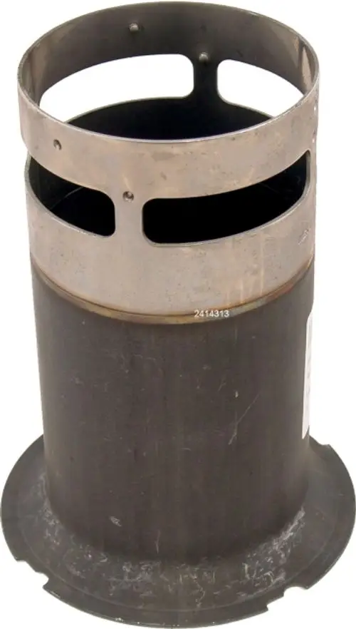 Adapterrohr der Marke Wolf, zylindrische Form mit Metalloberfläche und Öffnungen oben. Geeignet für spezifische Heiz- oder Lüftungssysteme.